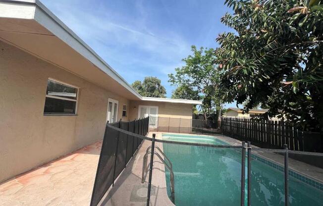 11360 NW 37 PL