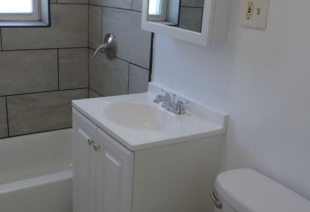 2 beds, 1 bath, $1,595, Unit 2048 Kostner - 3A