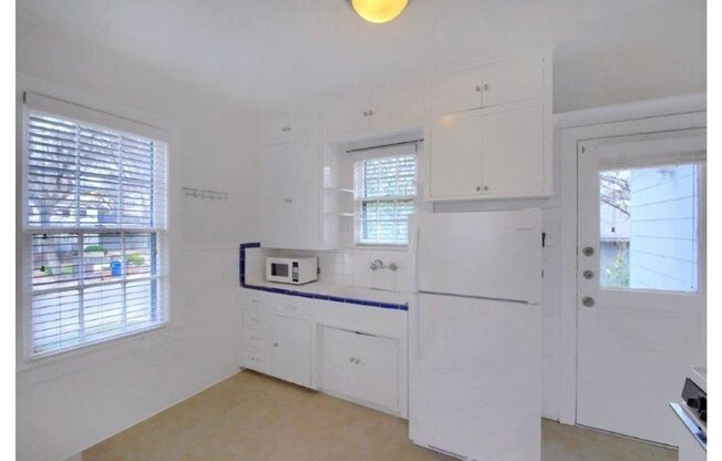 2 beds, 1 bath, $1,995, Unit 401 E. 33rd St