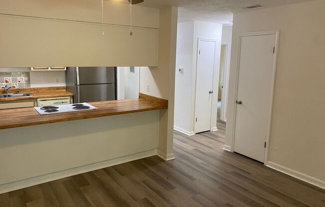 Recently Remodeled 2 Bedroom 1 Bathroom Duplex!