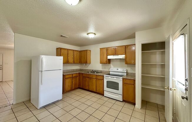 2 beds, 1 bath, 970 sqft, $1,100, Unit A