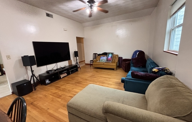 2 beds, 1 bath, 1,500 sqft, $3,200, Unit 2