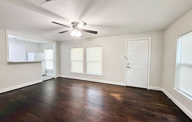 Adorable 2/1/1 Craftsman Cottage !