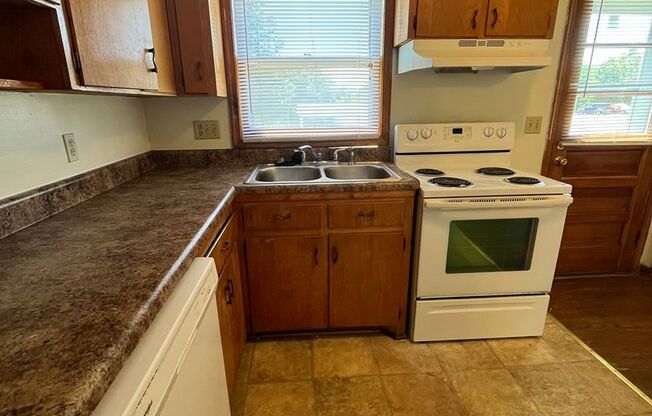 2 beds, 1 bath, 903 sqft, $1,240, Unit G-4