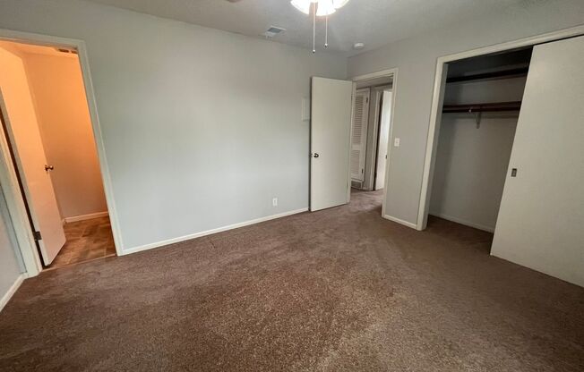 2 beds, 1.5 baths, 800 sqft, $875, Unit 4801 Claire #7