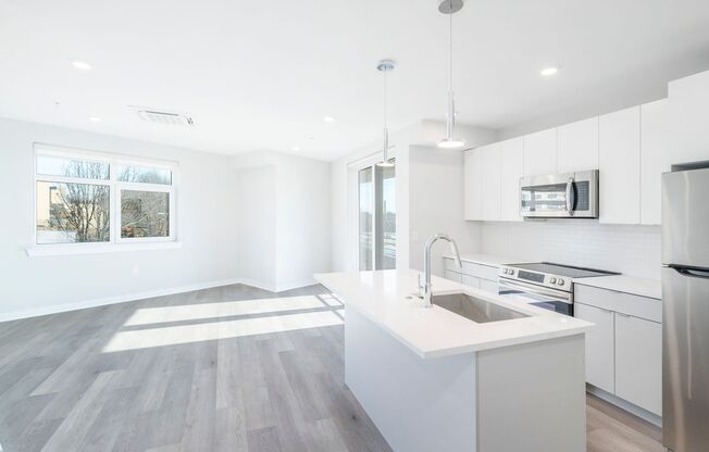 2 beds, 2 baths, 927 sqft, $1,935, Unit B220