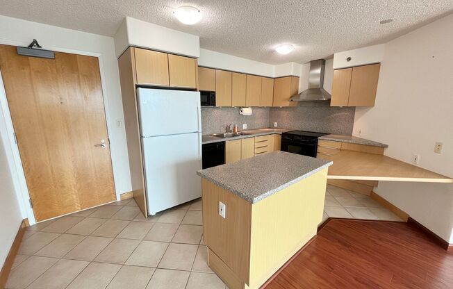 801 S. King Street - One Archer Lane 1 Bed 1 Bath with one Covered Parking Stall Excellent Condition!!