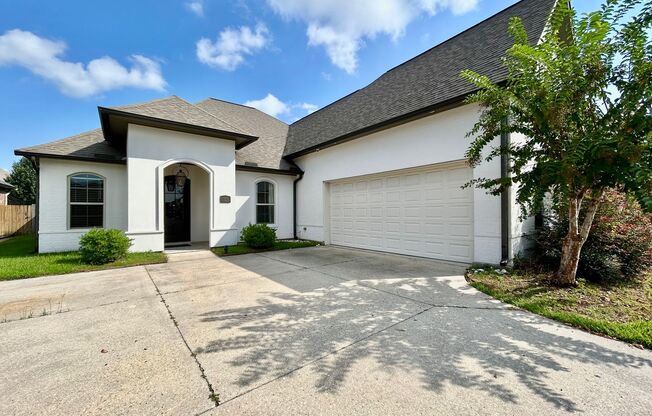 Gorgeous Four Bedroom Home With A Large Outdoor Kitchen