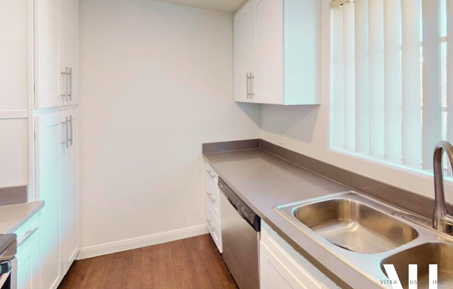 Portland Place: 2370 Portland Street - Three Bedrooms Near USC!