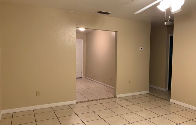 2 beds, 1 bath, 868 sqft, $1,100, Unit 4044 NE 1 DR