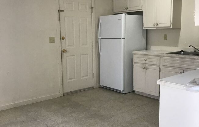 3 beds, 1 bath, $800