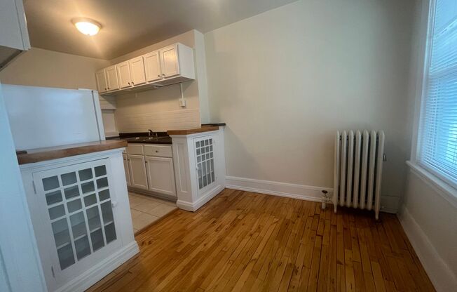 Studio, 1 bath, 450 sqft, $963, Unit 16