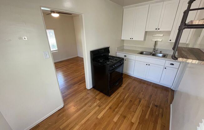**CHARMING CASITA ** 1Bedroom / 1 Bath available in the Highly desirable Old Town Neighborhood !