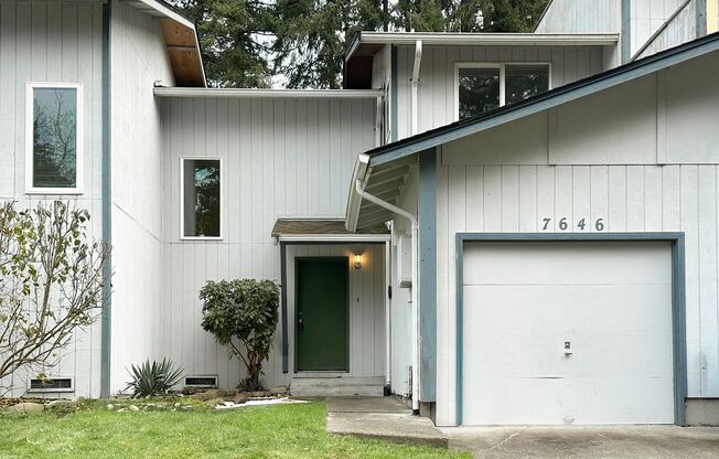 Charming 3-Bed Townhouse in Quiet Neighborhood Across from Park!