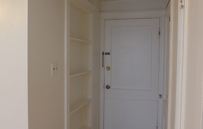 Studio, 1 bath, 400 sqft, $785, Unit 208