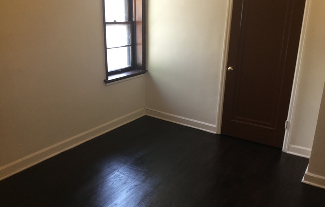 2 beds, 1 bath, $850, Unit upper