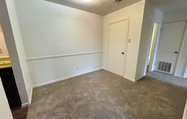 2 beds, 1 bath, 850 sqft, $700, Unit Unit 8