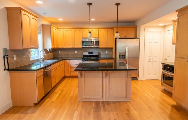4bd/2.5ba Seattle Home