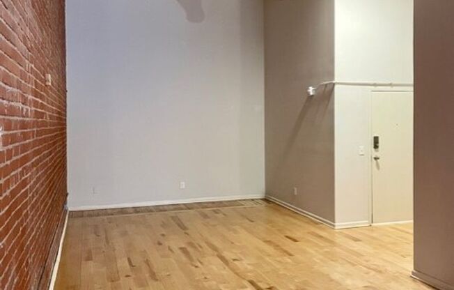Studio, 1 bath, 982 sqft, $1,550, Unit 111