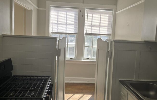 2 beds, 1 bath, 840 sqft, $1,200, Unit 4D