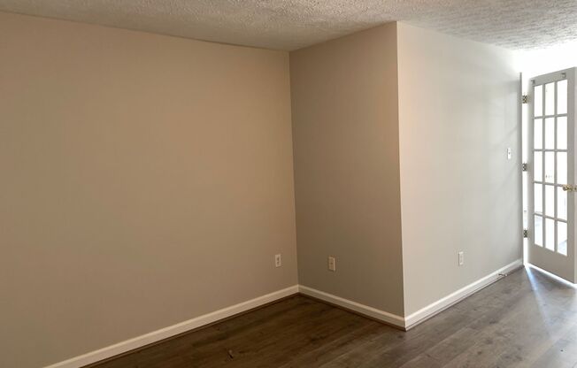 1 bed, 1 bath, $925, Unit B