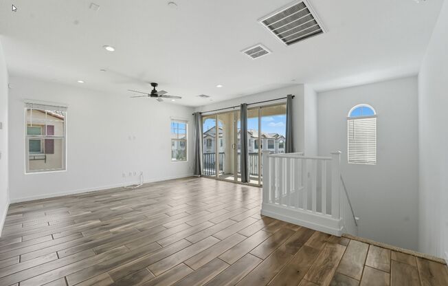 Like new Luxurious Modern 3 Bedroom 2 Bath Townhome in Warner Meadows!