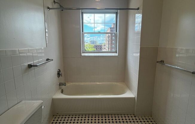 2 beds, 1 bath, 1,245 sqft, $2,000, Unit Old King Edward 58