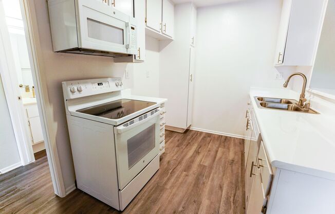 1 bed, 1 bath, 695 sqft, $1,698, Unit 215
