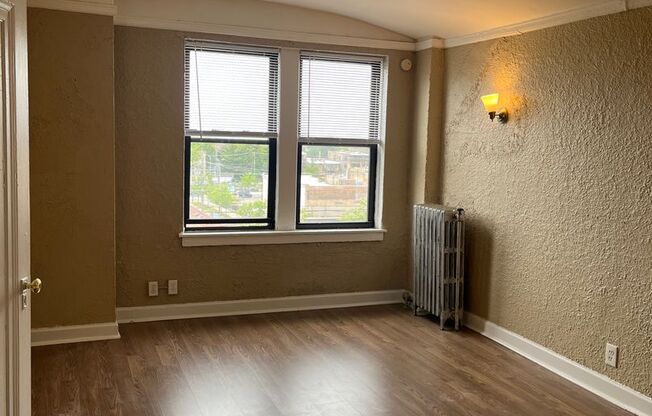 1061 W ROSEMONT
