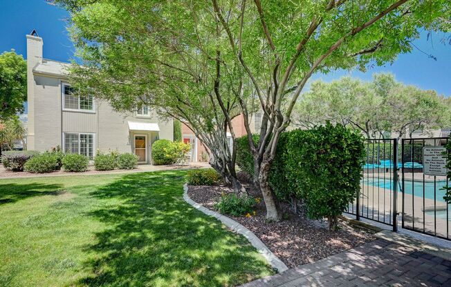 Beautiful 2 Bedroom Townhome in Guard-Gated Community – Prime Location!