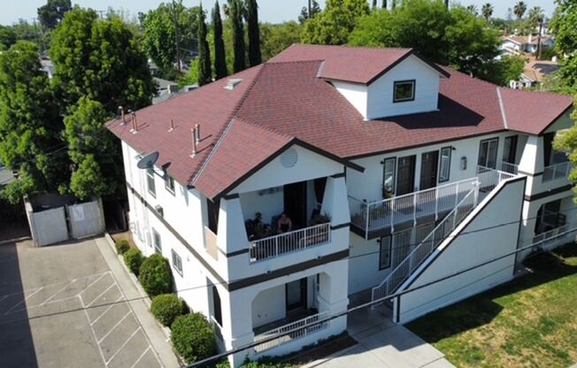 1102 E Hedges Ave