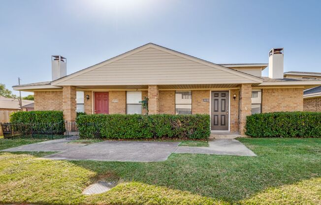 Charming 2-Bedroom Townhome in Irving with Spacious 2-Car Garage