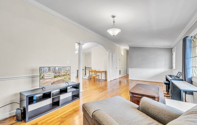 Charming Colonial in Alexandria!