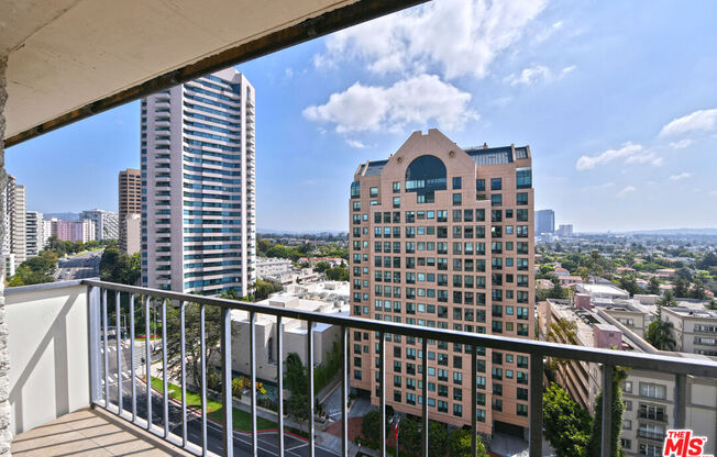 2 beds, 2 baths, 1,037 sqft, $4,100, Unit 1612