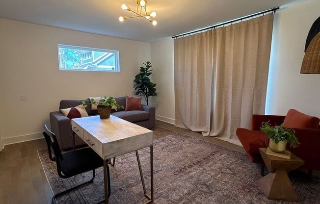 Fully Furnished 5 Bed, 3.5 Bath Located In East Nashville's McFerrin Park Neighborhood w/ Flexible Lease Terms! Lawn Care Included!