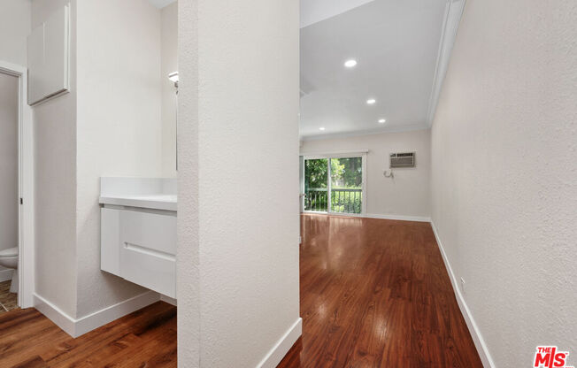 Studio, 1 bath, 407 sqft, $2,600, Unit 225