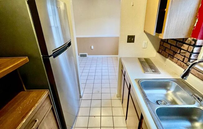 2 beds, 1 bath, 900 sqft, $975, Unit 4