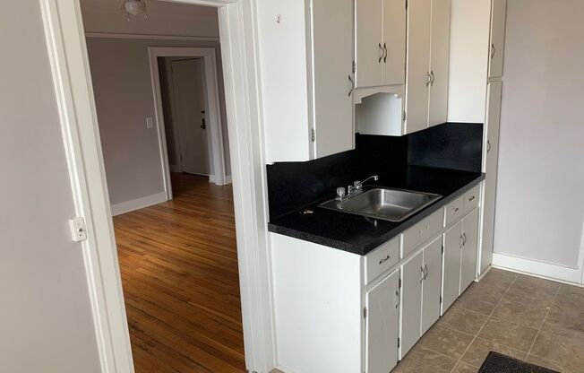 2 beds, 1 bath, 728 sqft, $1,450, Unit 5G