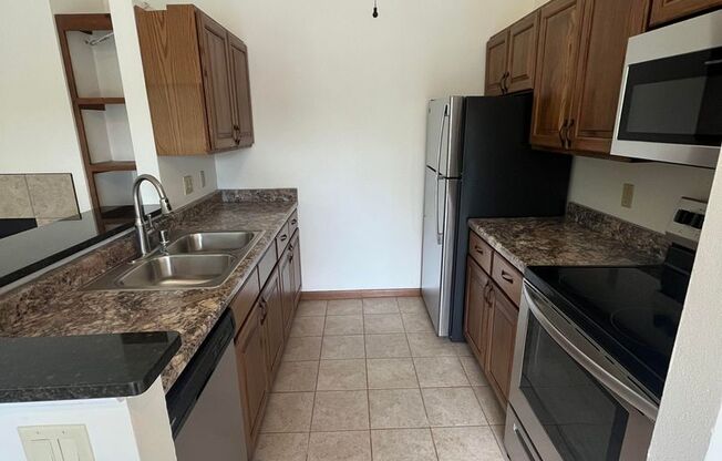 2 beds, 2 baths, 950 sqft, $1,825, Unit 7649CD