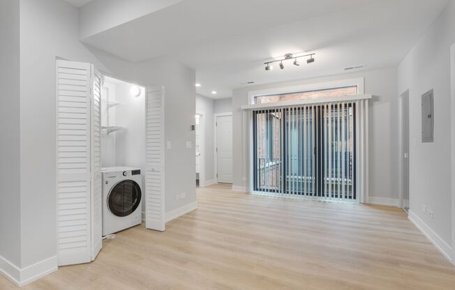 3 beds, 1 bath, 524 sqft, $2,300, Unit 1558.5-2T