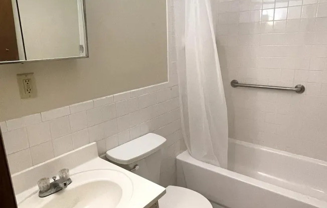 2 beds, 1 bath, $1,390, Unit 201