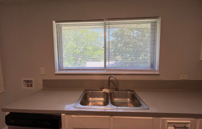 2 beds, 1 bath, 800 sqft, $899, Unit 108