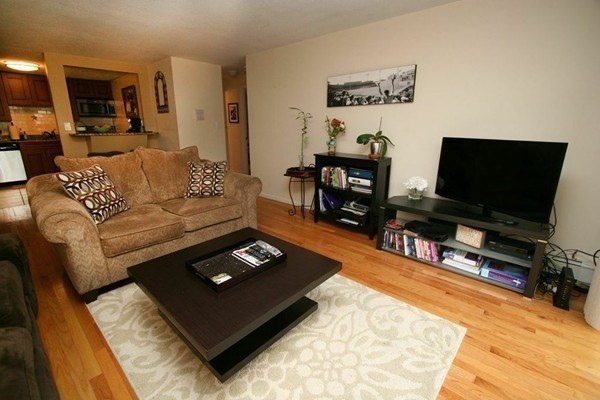 2 beds, 1 bath, 890 sqft, $3,100, Unit 14
