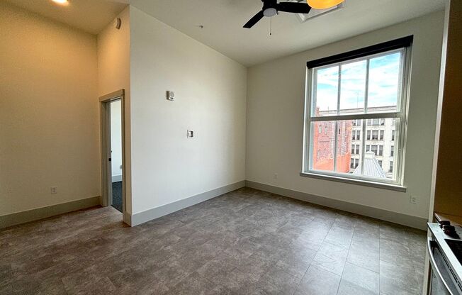 1 bed, 1 bath, 589 sqft, $1,675, Unit 39-812