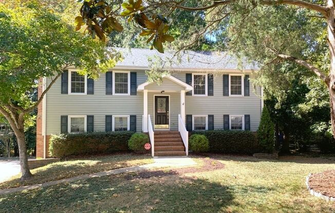 Charming 2 Story home located in the Country Place Subdivision in Matthews NC!