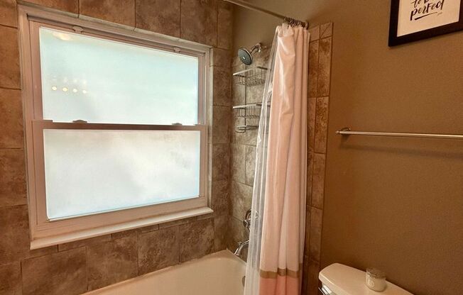 2 beds, 1 bath, $1,995, Unit APARTMENT 827