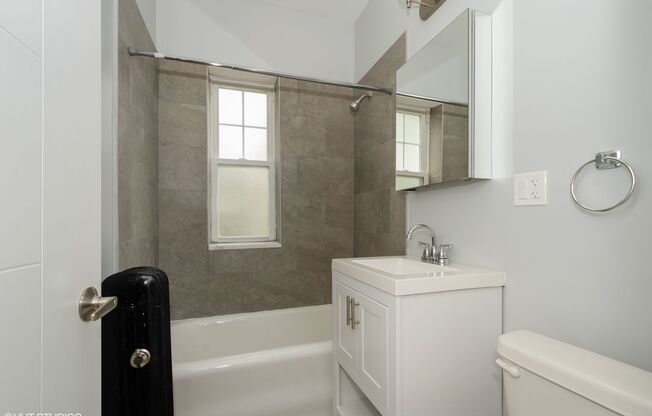 3 beds, 1 bath, 850 sqft, $2,600, Unit 1908-2