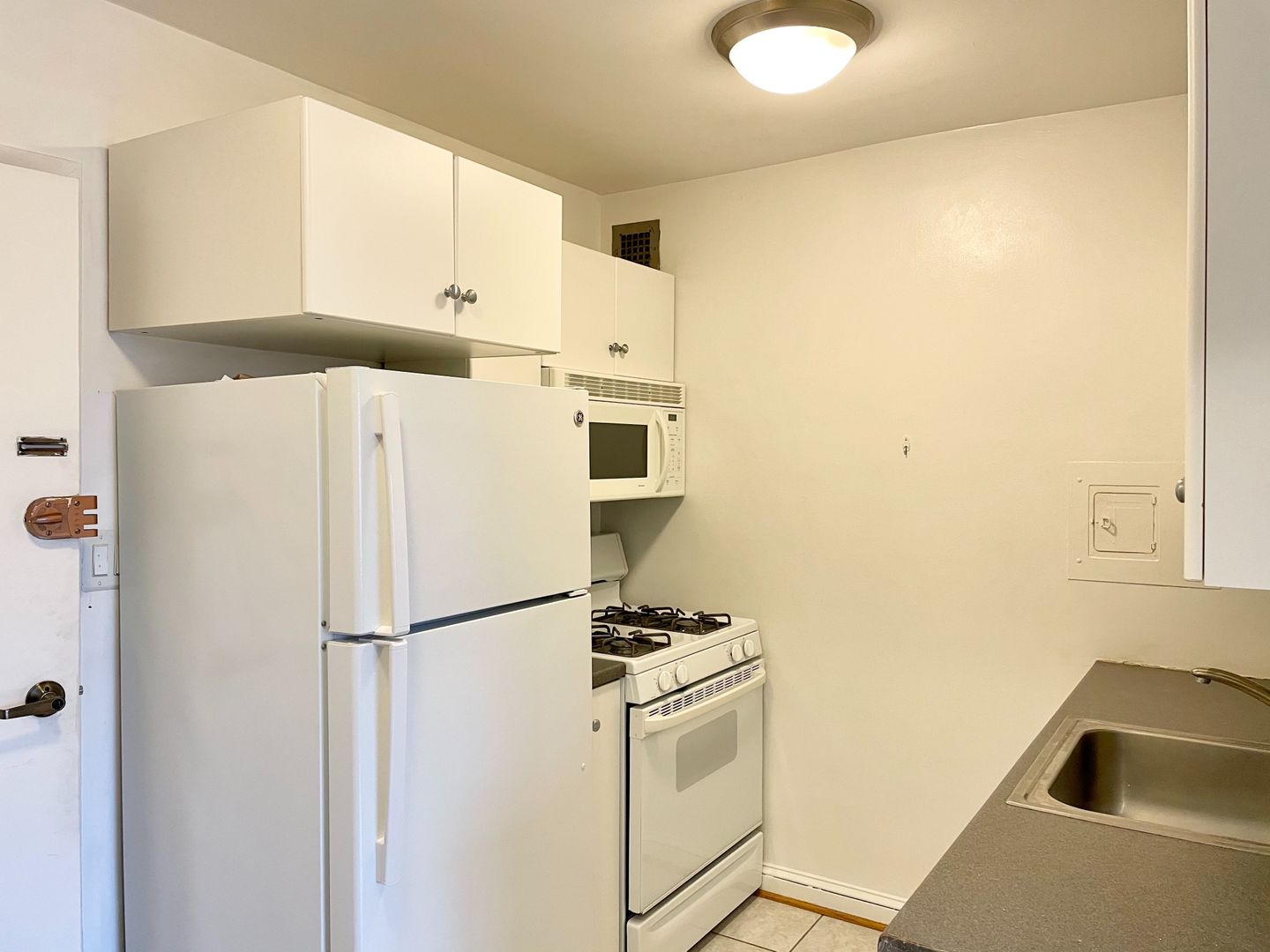 Bright, efficiency w Full Kitchen, Pool, 24/7 Front Desk, All Utilities included