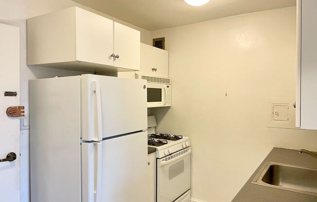 Bright, efficiency w Full Kitchen, Pool, 24/7 Front Desk, All Utilities included