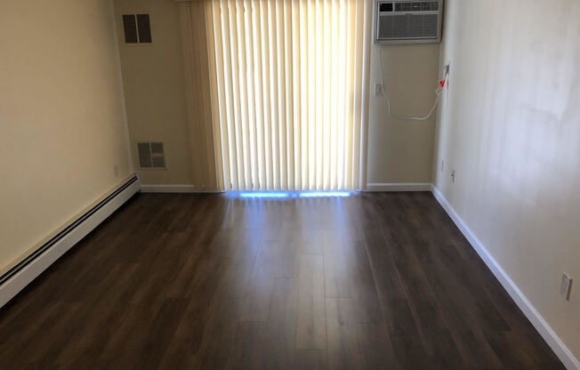 1 bed, 1 bath, 700 sqft, $1,595, Unit 035